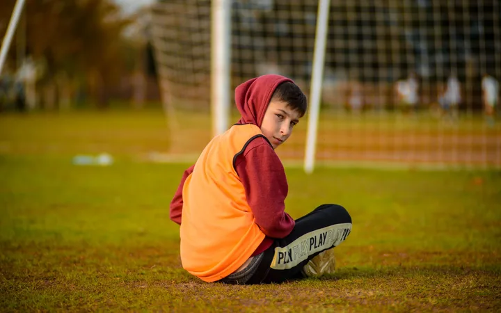 Mladý futbalista pri bráne